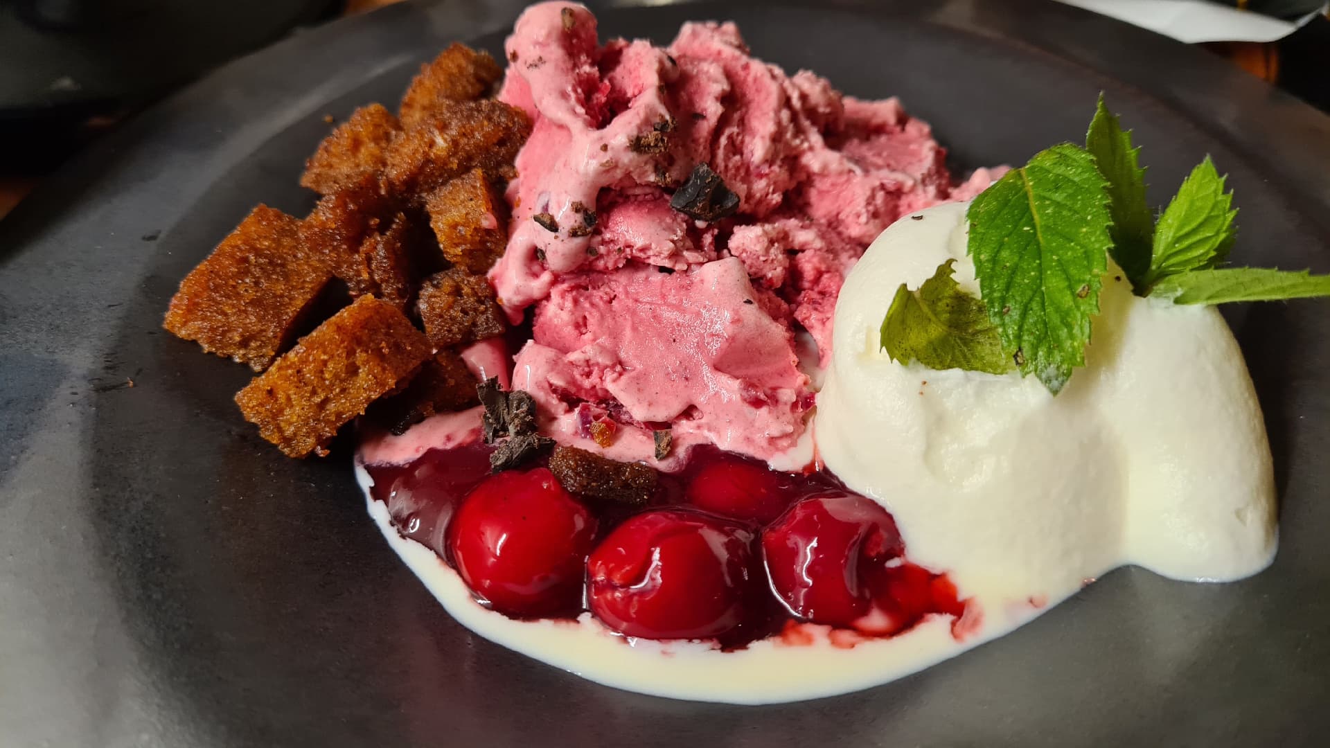 Panna Cotta Verbene auf Aprikose mit Zimthonigbrot