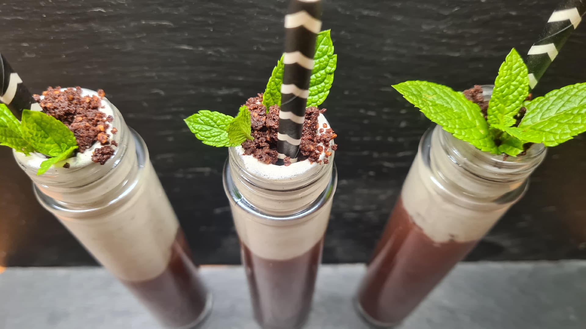 Panna Cotta Verbene auf Aprikose mit Zimthonigbrot