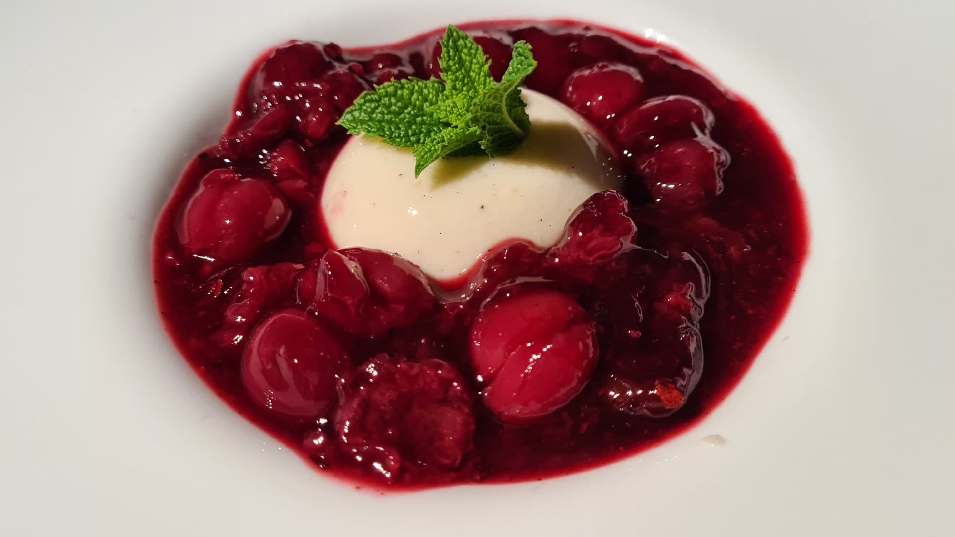 Panna Cotta Verbene auf Aprikose mit Zimthonigbrot
